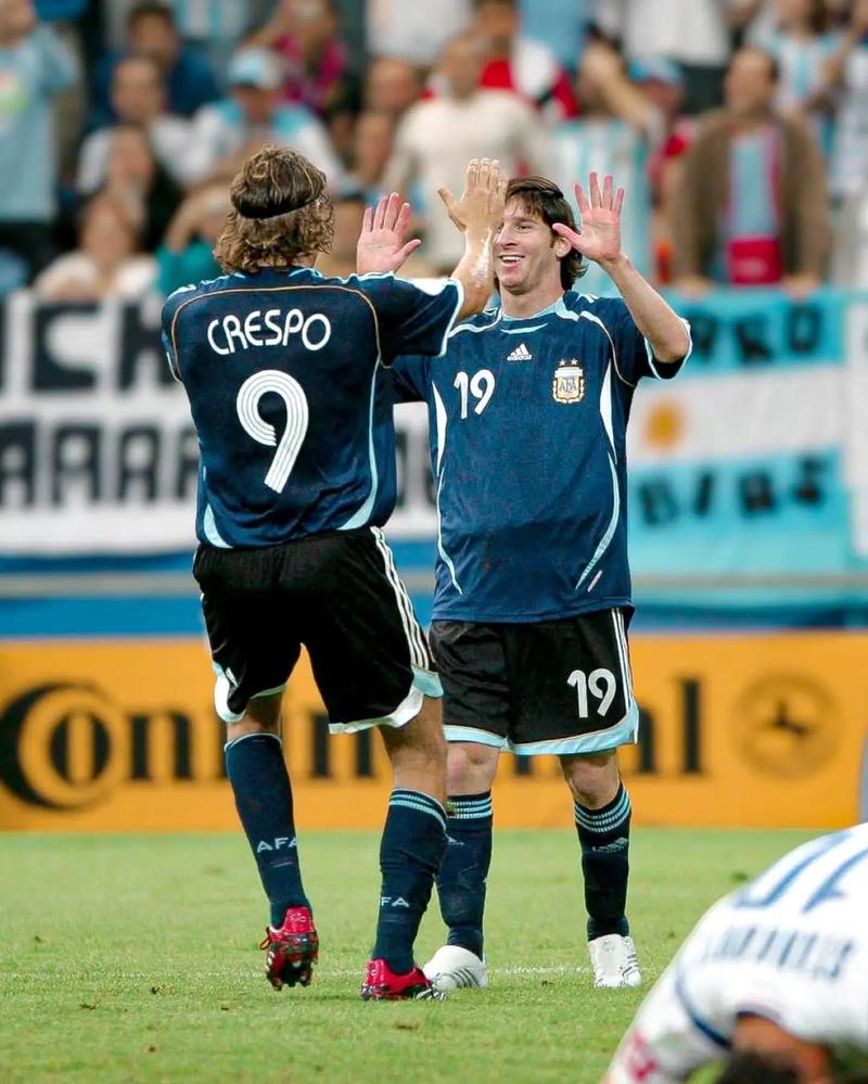 法国客场3-1逆转阿塞拜疆，马特塔、阿克利乌什破门，古斯托两助攻（法国客战阿塞拜疆3-1上演逆转：马特塔、阿克利乌什建功，古斯托双助攻）