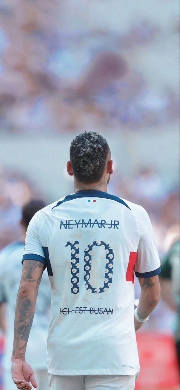 阿森纳为巴黎当红新援强势出击，利物浦加入争夺战引发激烈竞争（阿森纳强攻巴黎新星，利物浦入局争抢战火升级）